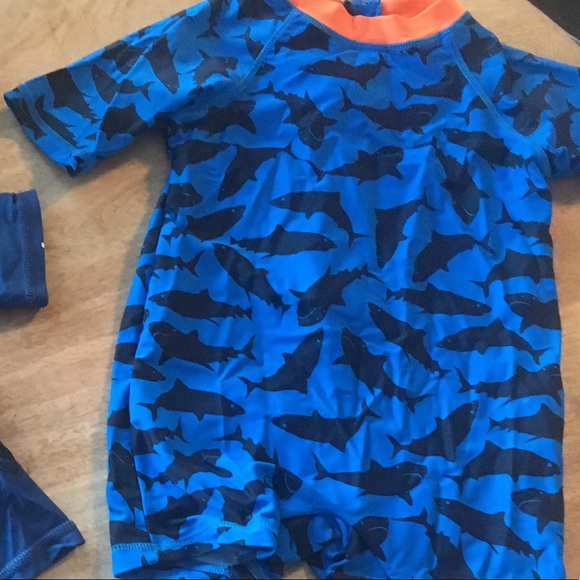 2 swimsuits and a summer hat - Picture 2 of 4